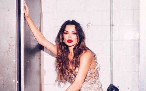 „Можеш да умреш од ова“- Северина позираше со синџири и високи потпетици во тоалетот