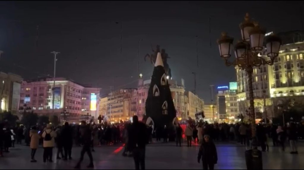 Светна новогодишната елка на Плоштад Македонија (ВИДЕО)