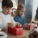 Колку подароци под елката се премногу за децата?