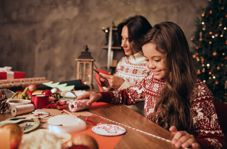 Четири начини да го научите детето да ужива во празниците, а не само во играчките