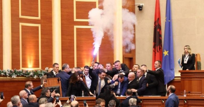 Хаос во албанскиот парламент, опозициските пратеници ја блокираа седницата
