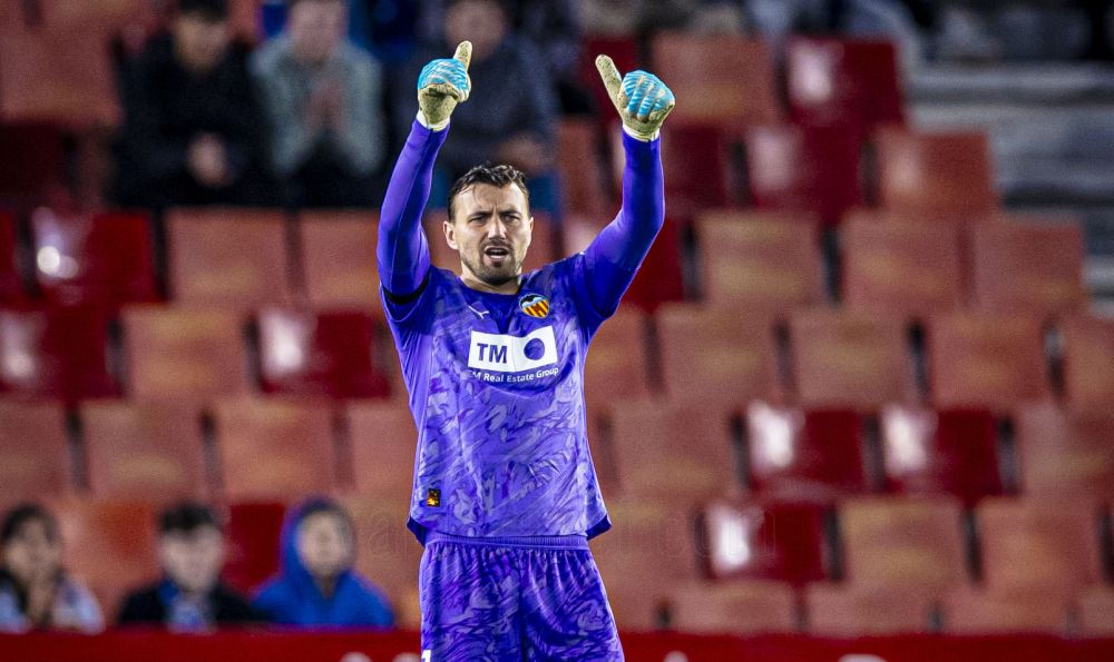 Легендарен шпански голман со совет за Димитриевски: Веднаш да си оди од Валенсија