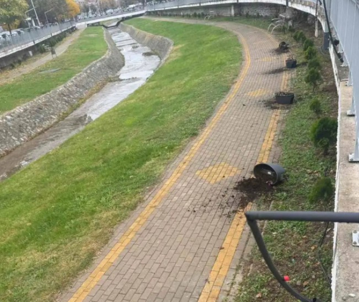 Вандалски чин во центарот на Штип, оштетна урбана опрема и новогодишни декорации