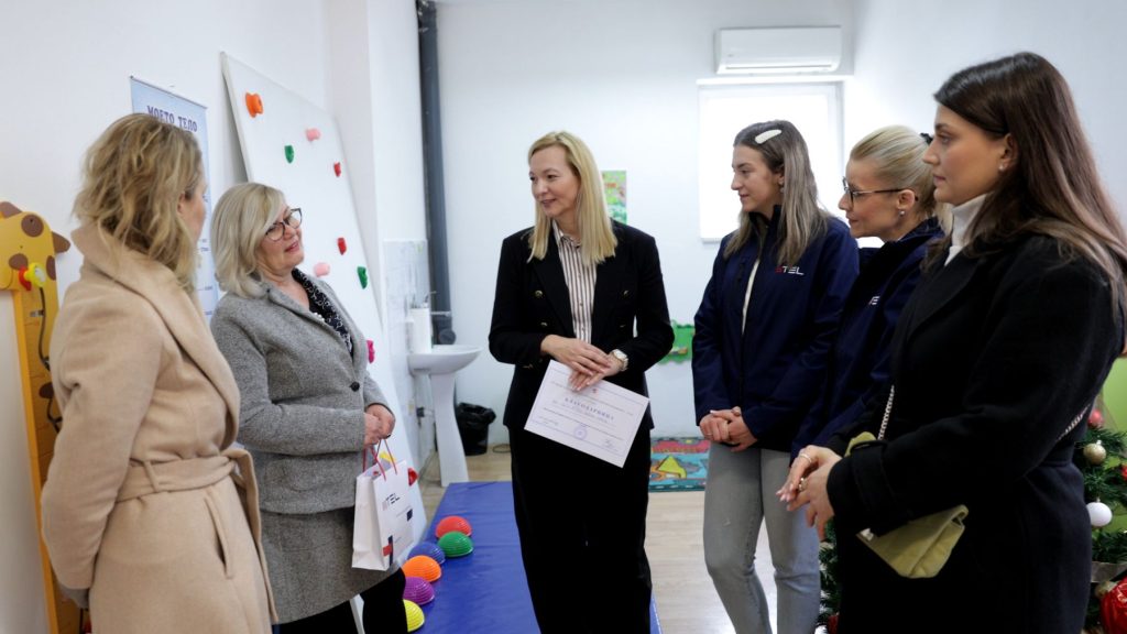 Заедно за радост: МТЕЛ со новогодишни пакетчиња за децата од ЈЗУ Центар за рехабилитација на патологија на вербална комуникација Скопје