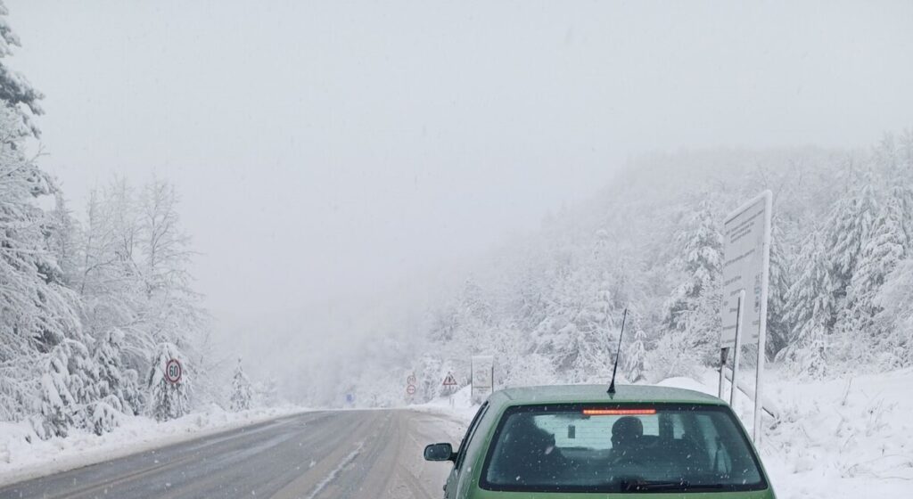 ПОДГОТВЕТЕ СЕ: Доаѓаат поројни врнежи дожд и снег до 10 сантиметри