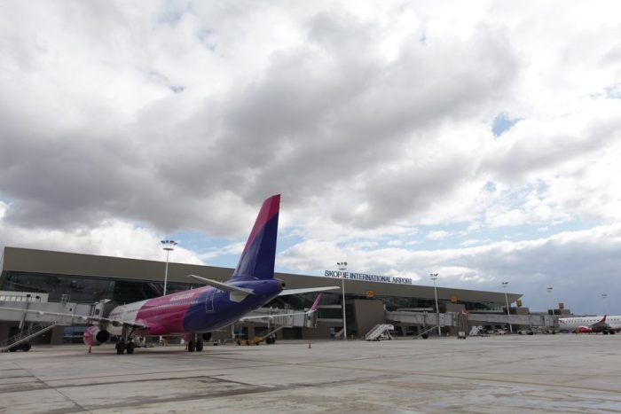 СЕФТЕ ЛЕТ НА НОВАТА АВИОЛИНИЈА: На аеродромот во Скопје денеска промоција на првиот лет на авионот на Визер до Прага