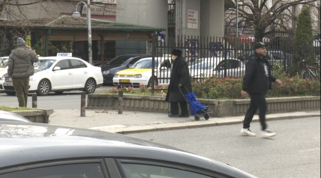 Нелегален пешачки премин кај Бит Пазар! – Меџити: Решението е уривање на мостот и поставување семафори