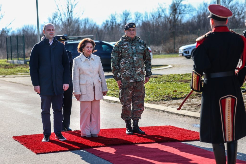  Сиљановска-Давкова разговараше со македонските мировници: Не е случајна огромната доверба на граѓаните во Армијата