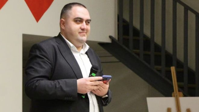 Ќе се утврдува дали бил порнограф или „ловел“ непристојно однесување на средношколците