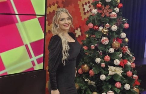 Гајдаџиката и тазе мајка Елена Јовческа со бебето на црковна молитва, за потоа правец пред камера