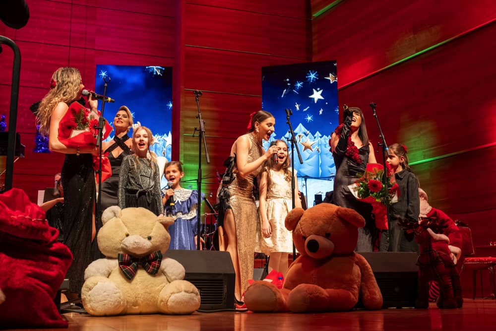 Сара Мејс, Ана Петановска, Калина Велковска и Теа Богатинова му подарија новогодишна магија и на Скопје