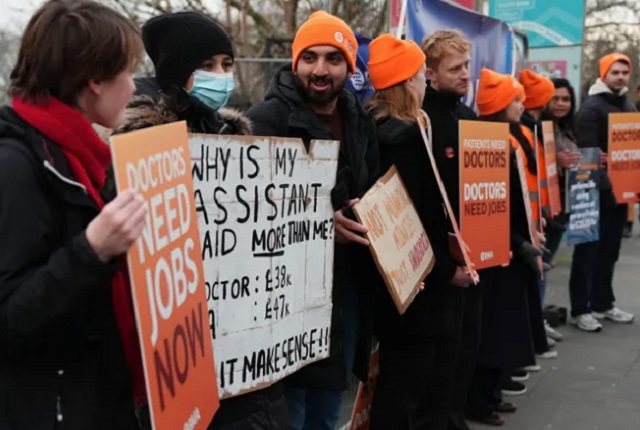 Лекарите во Англија стапија во петдневен штрајк среде бранот на грип