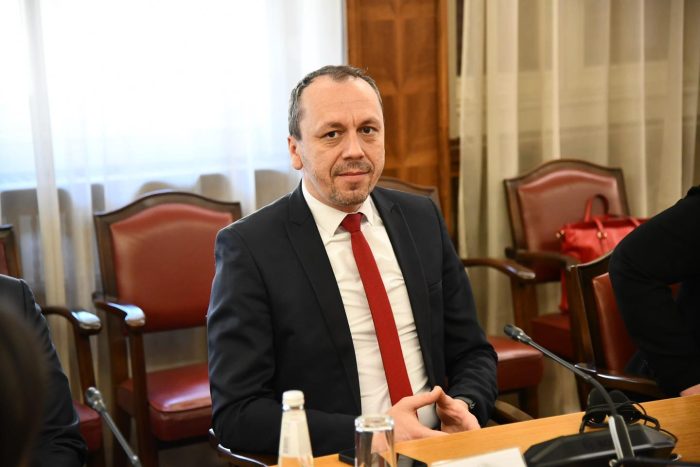 ПЕТРУШЕВСКИ ДО ЏАФЕРИ: Нема извинување, туку одговор зошто ќерката ти бил член на НО на ЕСМ снабдување со топлина