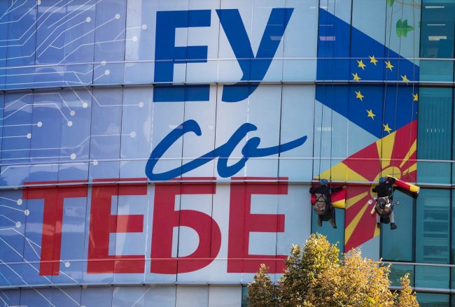 ЧЕТВРТИНА ОД МАКЕДОНСКИТЕ ГРАЃАНИ СМЕТААТ ДЕКА НИКОГАШ НЕМА ДА ВЛЕЗЕМЕ ВО ЕУ, ЗА 68 ОТСТО ОД МЛАДИТЕ ВО РЕГИОНОТ ИЗЛЕЗОТ Е ВО СТРАНСТВО, ПОКАЖА ИСТРАЖУВАЊЕТО „БАЛКАНСКИ БАРОМЕТАР“