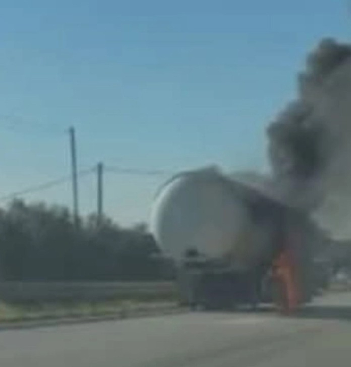 На цистерна со гас, со македонски регистарски таблички, избувнал пожар на патот Елбасан - Пеќин