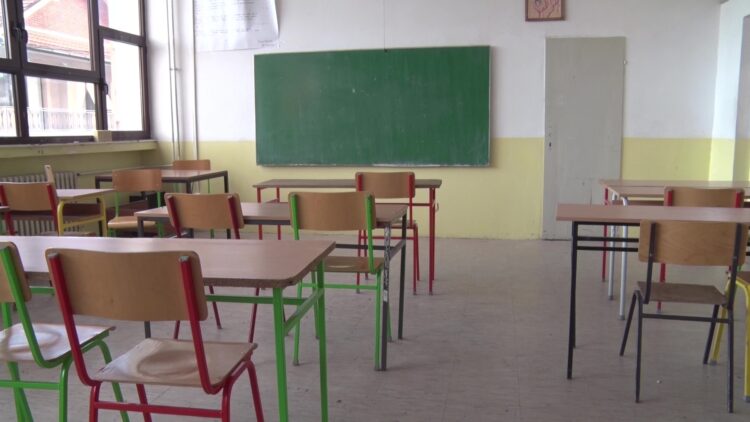 Училиштата ја губат битката со вештачката интелигенција, експертите бараат итна етичка едукација