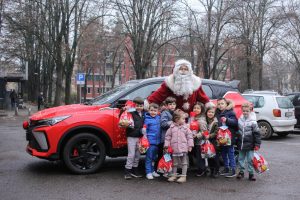 Црвениот Geely Coolray и Дедо Мраз донесоа новогодишна магија