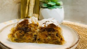 (ВИДЕО) ПОСНА ПИТА СО ТИКВА И ОРЕВИ: Докажан рецепт за сочен десерт!