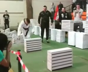 Млад босански таеквондист постави светски рекорд – со глава скрши 111 бетонски блокови за 35 секунди (ВИДЕО)