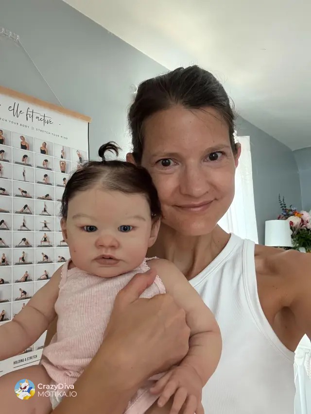 „Јас сум мајка на 20 кукли „деца“. Ме нарекуваат морбидна и страшна, но заработувам над 180.000 евра годишно со моите лажни бебиња“