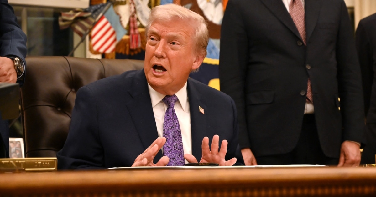 Трамп вели дека САД го нападнале пристаништето за бродови за дрога во Венецуела