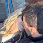 (Фото) Празнична идила во домот на Анѓелка Прпиќ: Елка до таванот, а погледнете во која поза го фотографирала сопругот