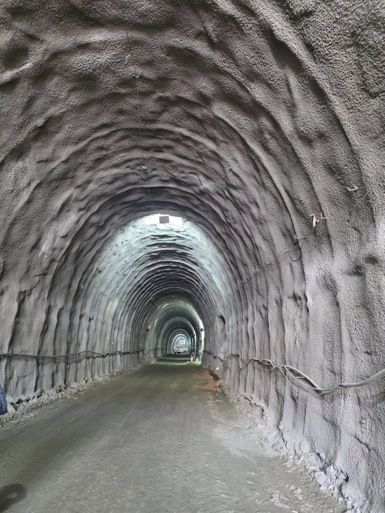 (ВИДЕО) Пробиен е претпоследниот тунел на железничката делница од Бељаковце до Крива Паланка
