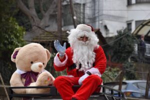 Дедо Мраз и супер херои им поделија пакетчиња на малите пациенти на Детската клиника