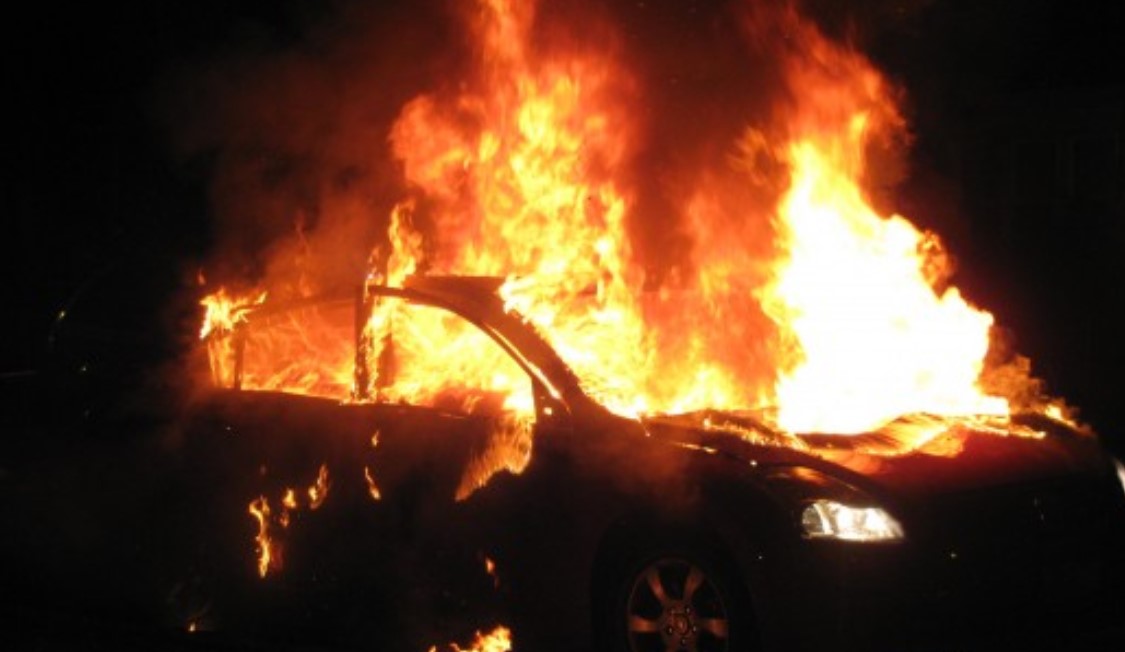 Опожарен автомобил на паркинг кај Бит Пазар