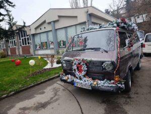 (Фото) Бучните ирваси и Дедо Мраз со чудесна санка израдуваа многу дечиња во Скопје