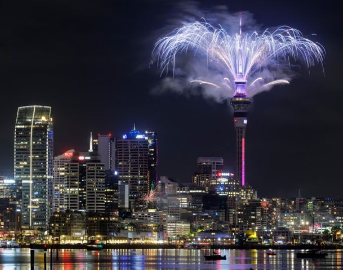 МИНУТА МОЛЧЕЊЕ, ПА СПЕКТАКУЛАРЕН ОГНОМЕТ НА ПРЕЧЕКОТ НА НОВАТА ГОДИНА ВО СИДНЕЈ