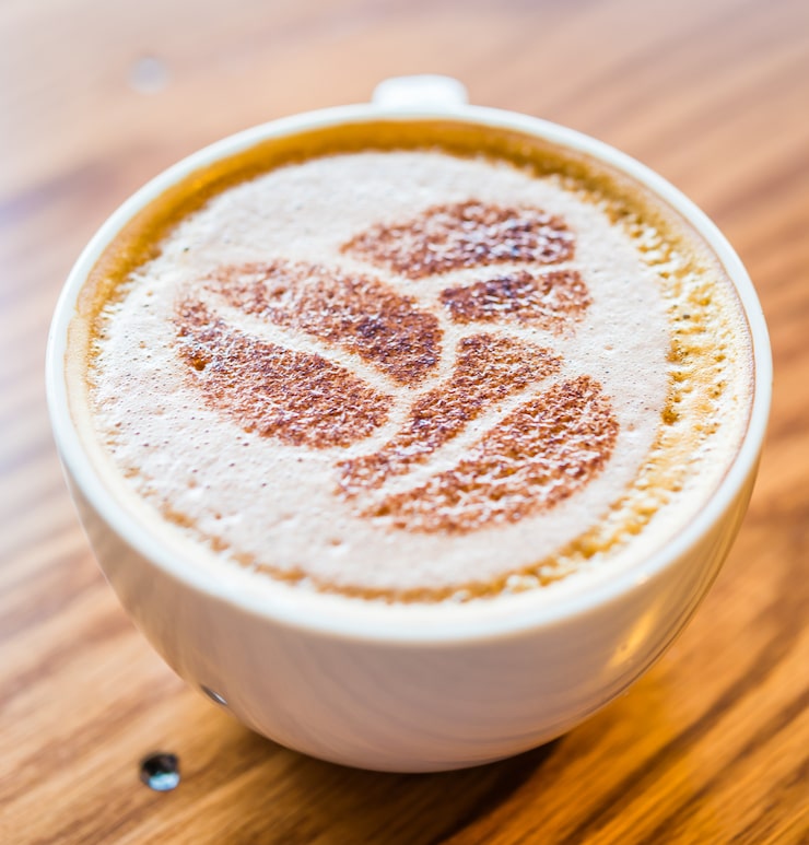 Најголемото „капучино“ со јадливо злато се служи со 10 слатки топчиња