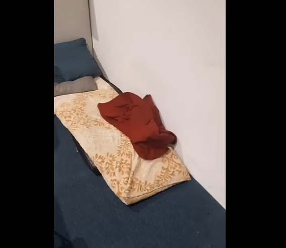 (ВИДЕО) Стоилковиќ објави снимка од канцеларијата на отпуштените службеници, внатре има и импровизиран кревет