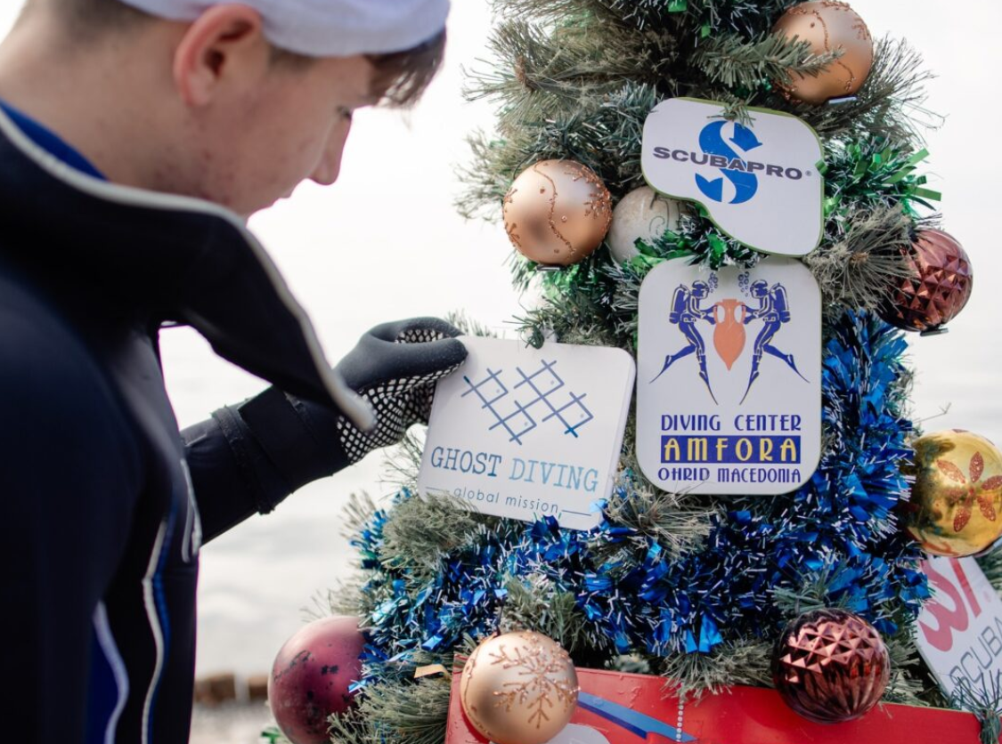 Во водите на Охридското Езеро се накити новогодишната елка