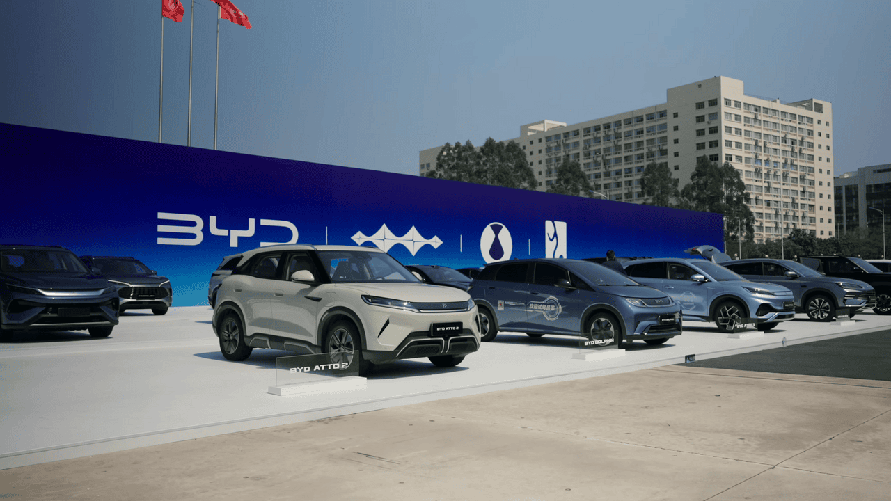 КИНЕСКИОТ BYD Е НА ПАТ ДА ЈА ПРЕСТИГНЕ TESLA во продажбата на електрични возила во 2025 година