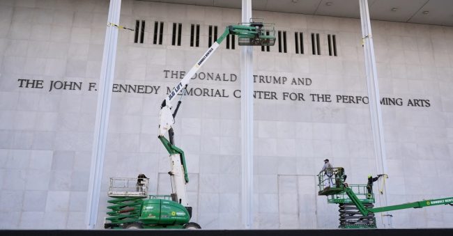 МУЗИЧАРИТЕ ГО ОТКАЖАА ТРАДИЦИОНАЛНИОТ БОЖИКЕН ЏЕЗ КОНЦЕРТ ВО ЦЕНТАРОТ „КЕНЕДИ“ ОТИ ТРАМП ГО ДОДАДЕ СВОЕТО ИМЕ НА ОБЈЕКТОТ