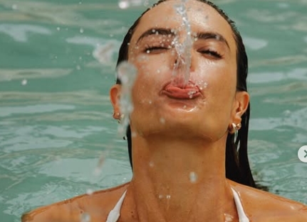 Гола како од мајка родена: Најубавата манекенка на светот се соблече, сè се гледа