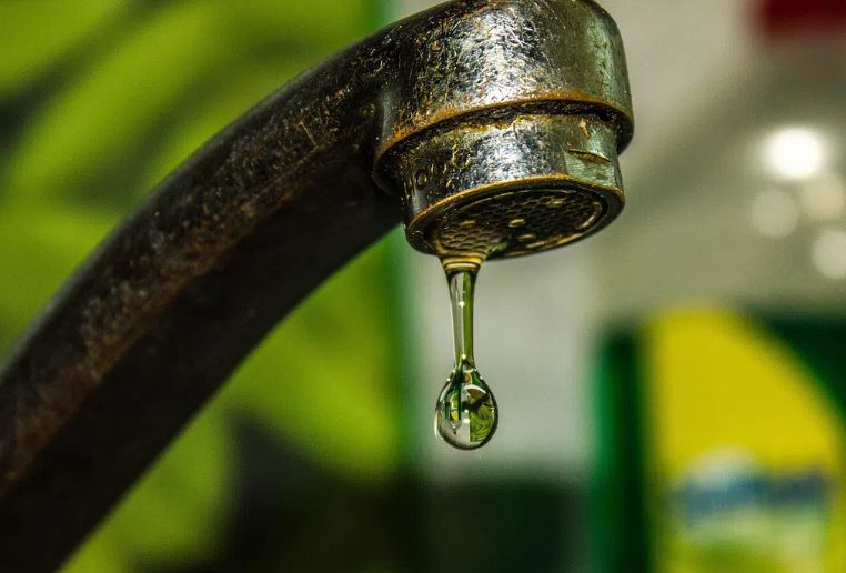 Без вода останаа објектите до кружниот тек кај Цементарница