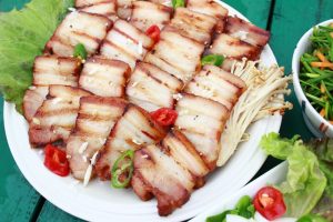 КАКО ВЛИЈАЕ ВРЗ НАШЕТО ЗДРАВЈЕ АКО ЈАДЕМЕ СВИНСКА МАСТА, СЛАНИНА И КРОМИД СЕКОЈ ДЕН? Еден експерт одговорил на сите прашања!