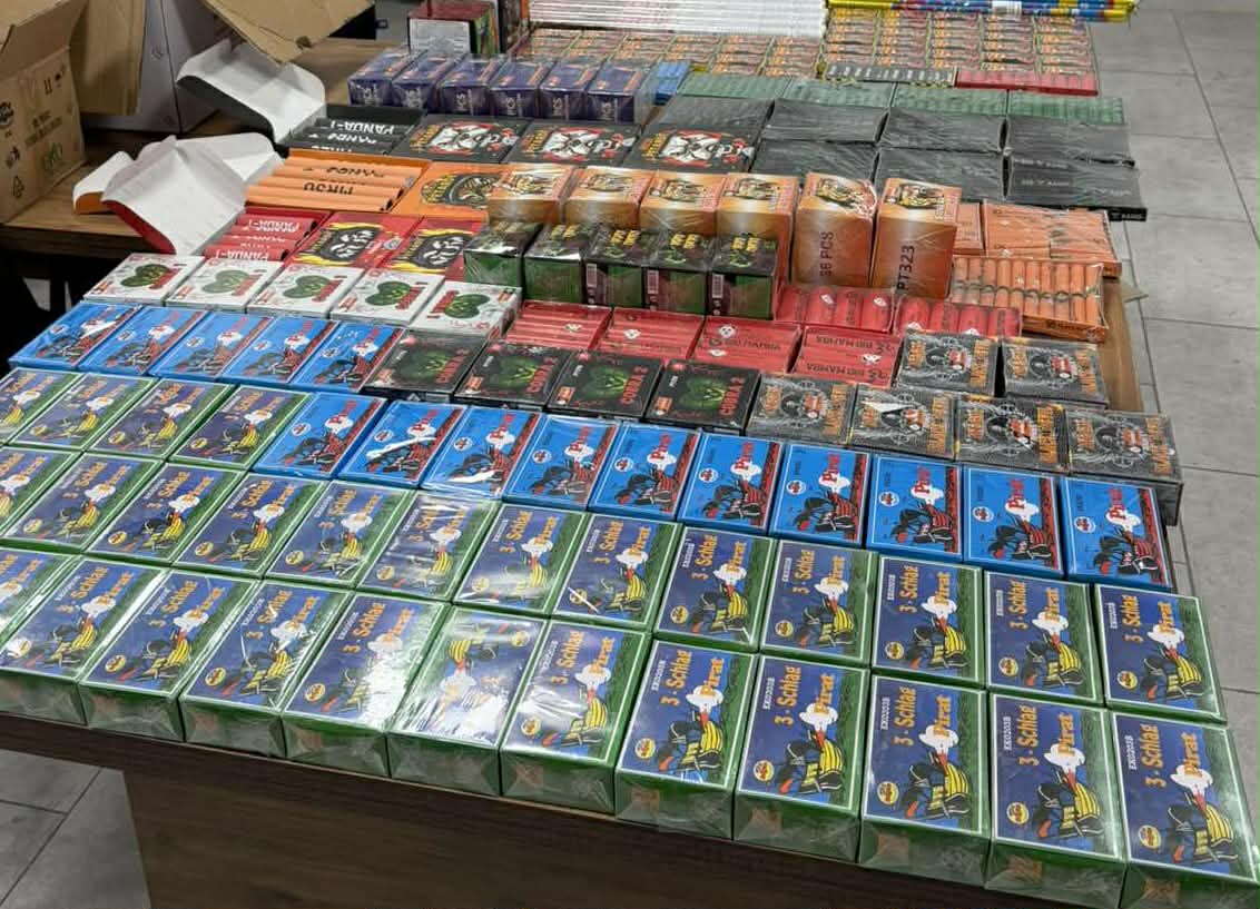 Запленети 23.800 парчиња пиротехника во дуќан во Струга, сопственикот уапсен