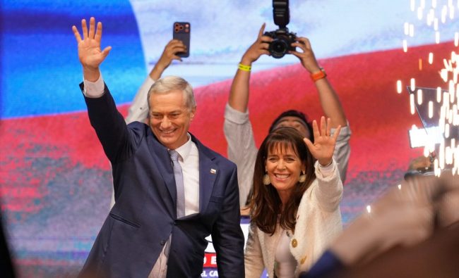 ЧИЛЕ ГО ДОБИ НАЈДЕСНИЧАРСКИОТ ПРЕТСЕДАТЕЛ ВО ПОСЛЕДНИТЕ ДЕЦЕНИИ СО ПОБЕДАТА НА ХОСЕ АНТОНИО КАСТ НА ИЗБОРИТЕ