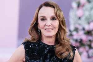 (Видео) Ѕвездата од серијата „Емили во Париз“ залуде со својот изглед: „И таа има 62 години?“