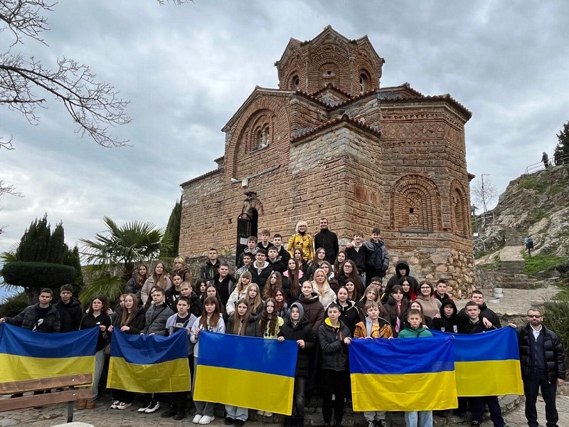 Украински дечиња ги посетија црквите и манстирите во Охрид – воодушевени од македонскиот бисер