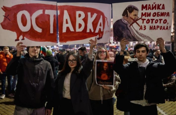 Полицијата во Софија приведе 57 демонстранти, откриени ножеви, „боксирачи“ и пиротехника