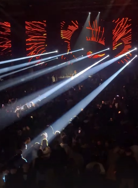 СВЕТСКО ШОУ СО БОГАТИ СЦЕНСКИ ЕФЕКТИ НА ДИЏЕЈ АРГИ ВО СКОПЈЕ