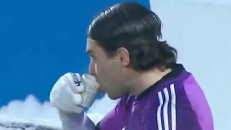 Голман, напиј се чај, ќе смрзнеш