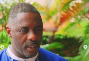 (ВИДЕО) Позирал покрај фигури – Идрис Елба со видео ги започна гласините дека е новиот Џејмс Бонд: „Мојата сопруга ме натера“