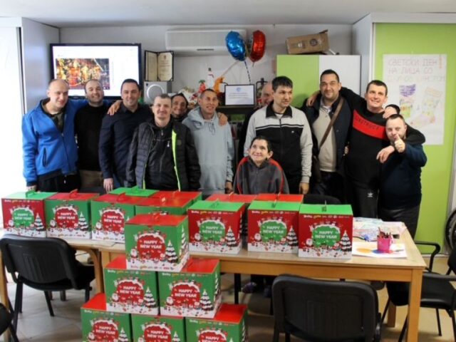 „Sport life“ ги израдува со новогодишни пакетчиња децата од ранливите категории и лицата со посебни потреби