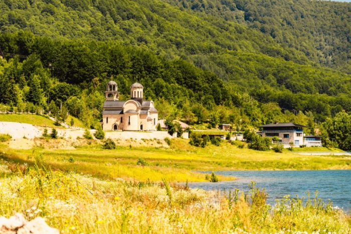 АВИОН ПАДНА ВО МАВРОВСКО ЕЗЕРО: Во малиот авион имало две лица, од кои едното е повредено, алармирани се надлежните служби