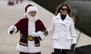 (ВИДЕО+ФОТО) ГО ФАТИЛА ДЕДО МРАЗ ЗА РАКА И ВООДУШЕВИЛА: Меланија Трамп се појавила во облека вредна над 5.000 долари и испратила прекрасна порака!